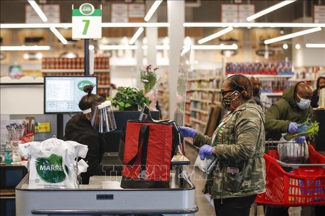 Người dân mua sắm tại một chợ tại Chicago, Illinois, Mỹ. Ảnh: AFP/TTXVN