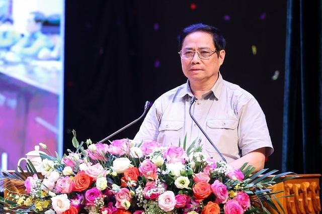 Thủ tướng Phạm Minh Chính đối thoại với công nhân lao động sáng ngày 12/6 (Ảnh: VGP)