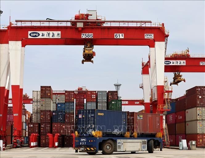 Bốc dỡ hàng hoá tại cảng container Dương Sơn ở thành phố Thượng Hải, Trung Quốc ngày 27/4/2022. Ảnh: THX/TTXVN