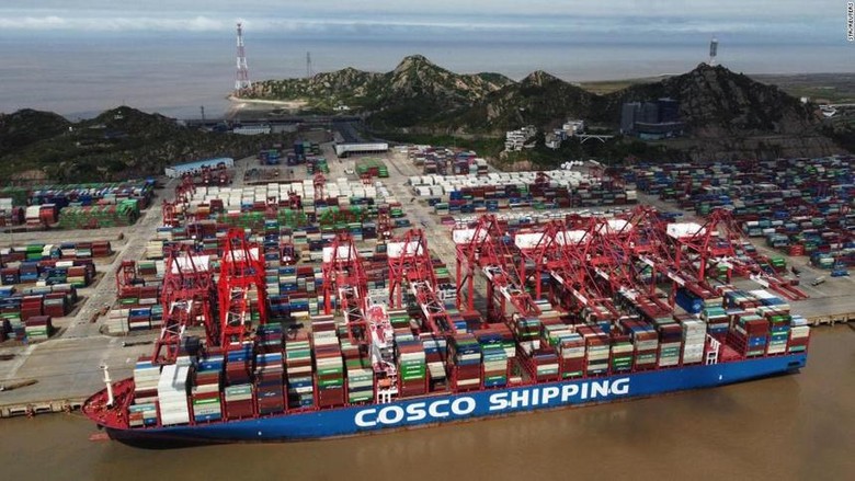 Do các biện pháp chống dịch vừa được tái áp dụng tại Thượng Hải, những xe tải chở hàng tới cảng Thượng Hải - cảng biển đông đúc nhất thế giới - đã bị ảnh hưởng nghiêm trọng. Ảnh: Reuters.
