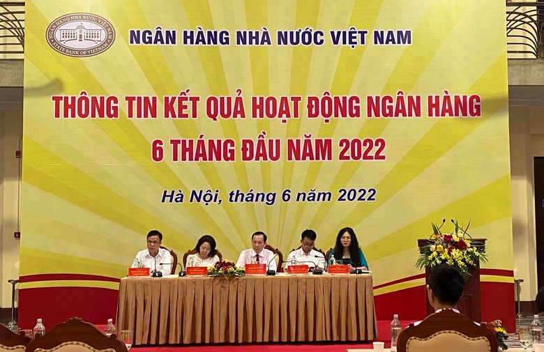 Phó thống đốc Đào Minh Tú tại cuộc họp (giữa).