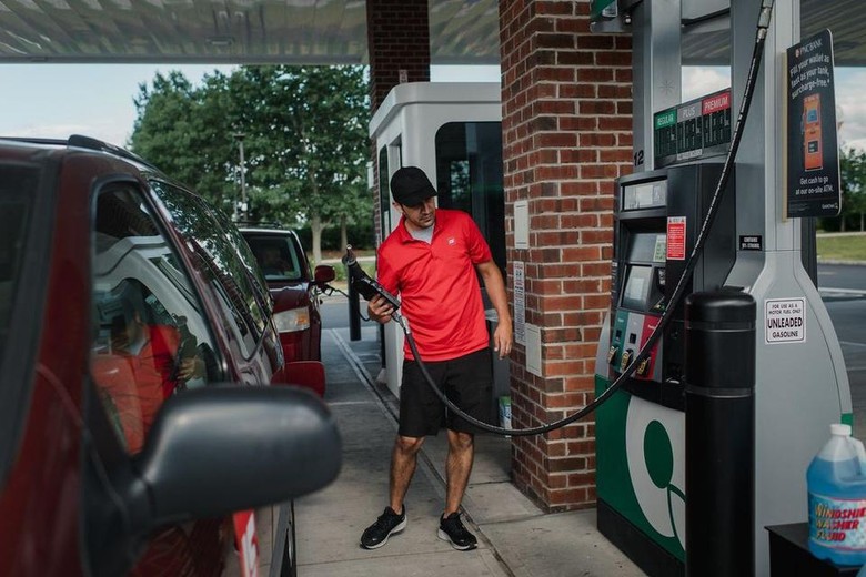 Dù giá xăng tăng lên mức kỷ lục, doanh thu tại các trạm xăng của Mỹ vẫn lao dốc vì người tiêu dùng giảm mua xăng dầu. Ảnh: Wall Street Journal.