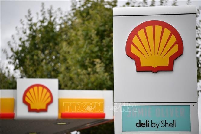 Biểu tượng của Royal Dutch Shell tại một trạm xăng ở London, Anh. Ảnh: AFP/TTXVN