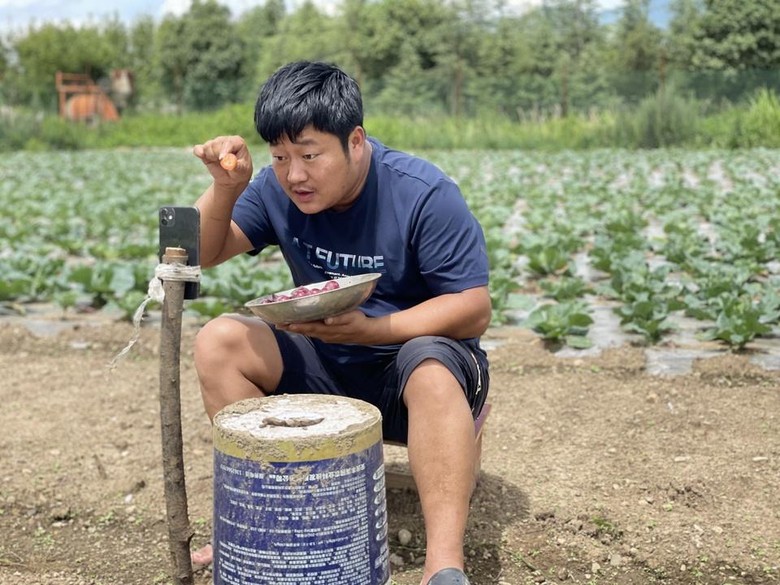 Những người nông dân livestream đã trở thành một đề tài rất được quan tâm trong thời gian gần đây. Ảnh: Liang Taiping.