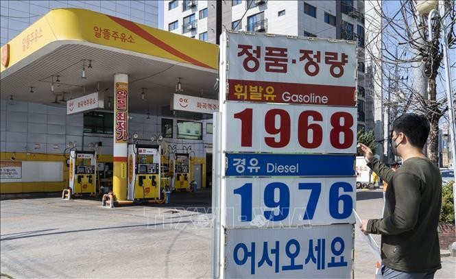 Giá xăng dầu tại một trạm bán xăng dầu ở Seoul, Hàn Quốc ngày 27/5/2022. Ảnh: THX/TTXVN
