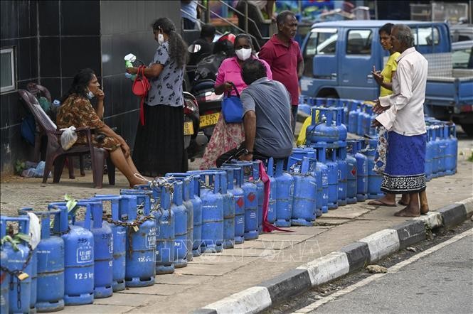 Người dân xếp hàng chờ mua khí gas tại Colombo, Sri Lanka, ngày 10/6/2022. Ảnh: AFP/TTXVN