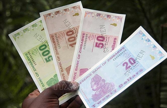 Đồng đô la Zimbabwe. Ảnh: AFP/ TTXVN