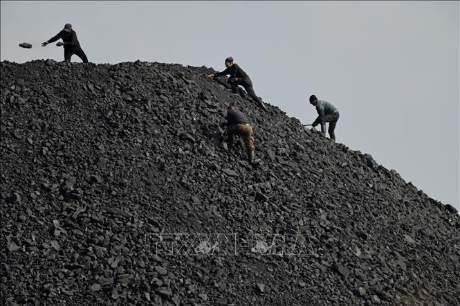 Công nhân làm việc tại một mỏ than ở tỉnh Sơn Tây, Trung Quốc. Ảnh: AFP/TTXVN