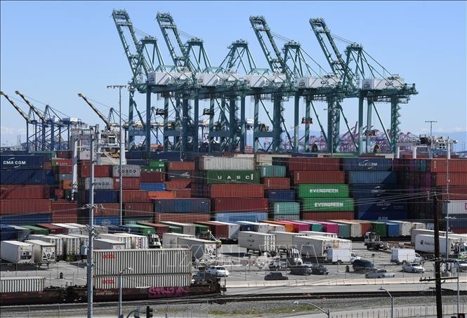 Hàng hóa từ Trung Quốc và các quốc gia khác được xếp tại cảng Long Beach, Los Angeles. Ảnh: AFP/ TTXVN