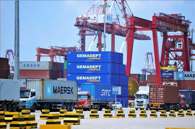 Hàng hóa được xếp tại cảng ở Thanh Đảo, tỉnh Sơn Đông, Trung Quốc. Ảnh: AFP/TTXVN