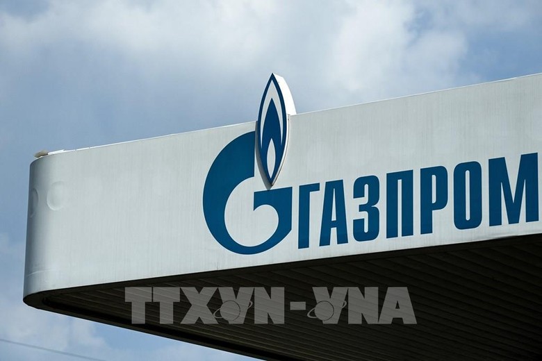 Biểu tượng tập đoàn năng lượng Gazprom tại trạm xăng ở Moskva, Nga. Ảnh: AFP/TTXVN 