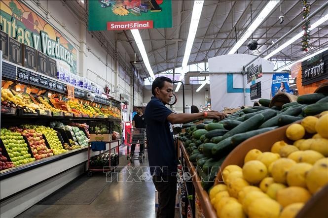 Người dân chọn mua hàng tại một siêu thị ở bang Baja California, Mexico. Ảnh minh họa: AFP/TTXVN