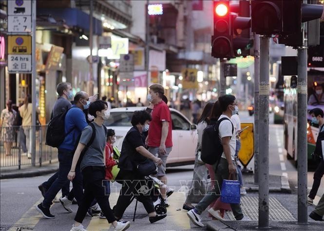 Người dân đi trên đường tại quận Wan Chai, Hong Kong, Trung Quốc. Ảnh: THX/TTXVN