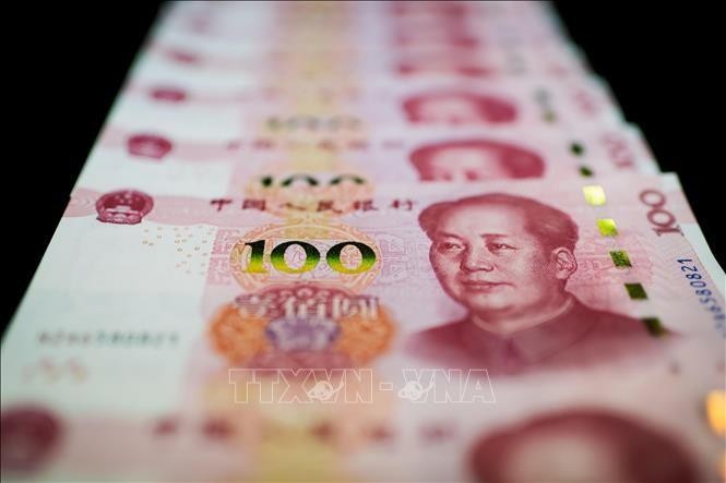 Đồng tiền mệnh giá 100 Nhân dân tệ tại Bắc Kinh, Trung Quốc. Ảnh: AFP/TTXVN 