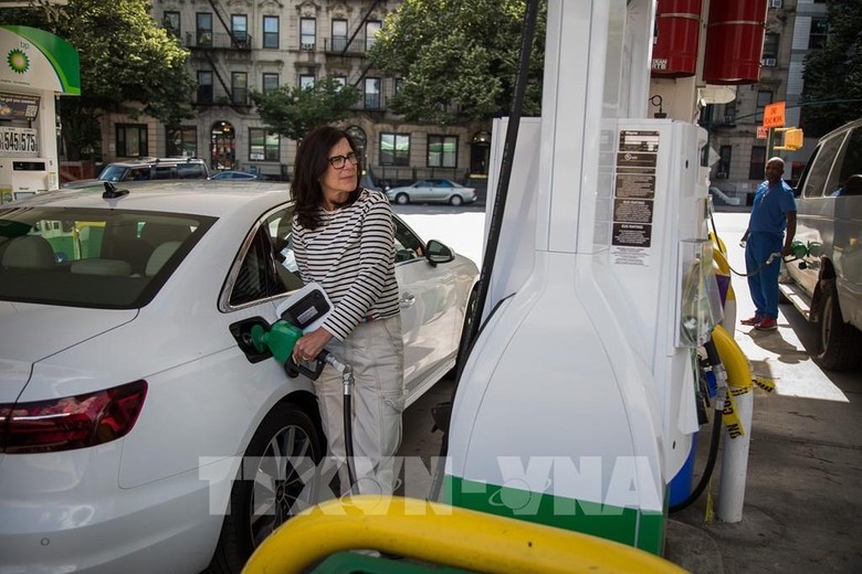 Khách hàng bơm xăng tại một trạm xăng ở New York, Mỹ. Ảnh: THX/TTXVN