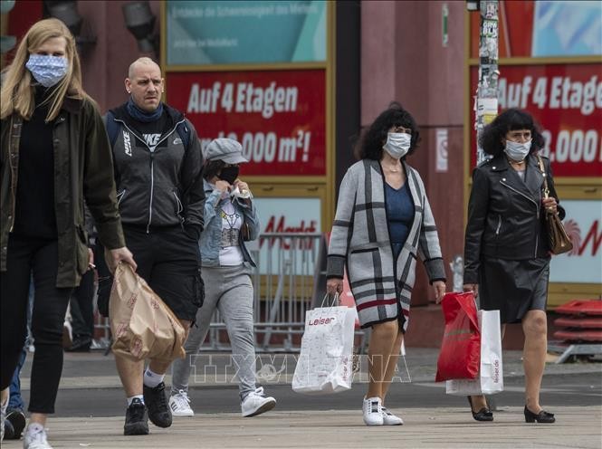 Người dân mua sắm tại Berlin, Đức. Ảnh: AFP/TTXVN