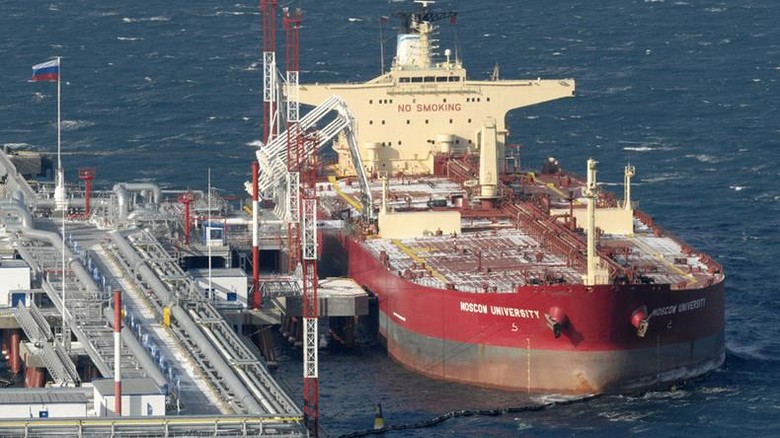 Một tàu chở dầu mang tên Moscow University neo đậu tại cảng Kozmino, Nga. Ảnh: Reuters