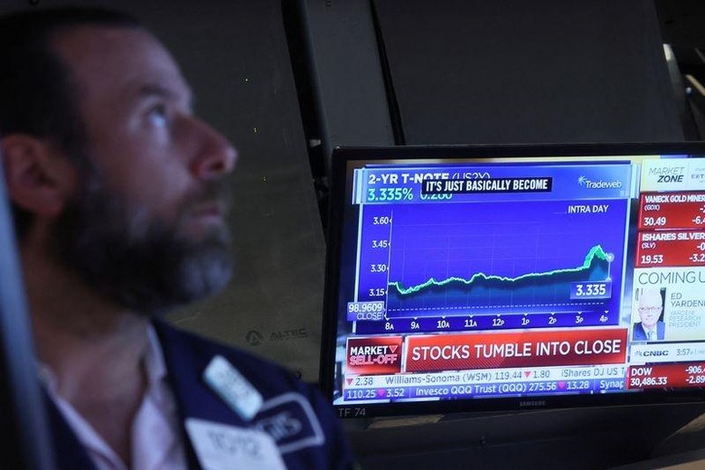 Trong 6 tháng đầu năm, nhiều nhà đầu tư điêu đứng khi các thị trường chứng khoán và hàng hóa biến động mạnh. Ảnh: Reuters.