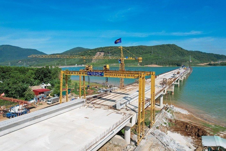 Cầu vượt hồ Yên Mỹ dài gần 1km trên cao tốc QL45 - Nghi Sơn do nhà thầu Vinaconex thi công
