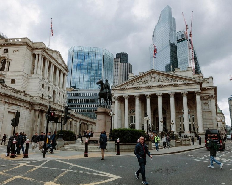 Trụ sở Ngân hàng Trung ương Anh (BoE) (tòa nhà bên trái) trên phố Threadneedle, London. Ảnh: Nytimes.