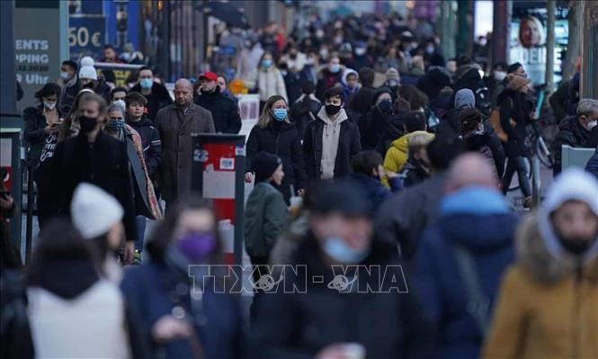 Người dân mua sắm tại các cửa hàng ở Tauentzienstrasse, Berlin (Đức). Ảnh: Getty Images/TTXVN 