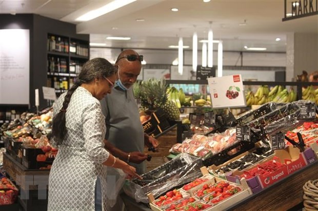 Người dân mua sắm tại một siêu thị ở Frankfurt, Đức ngày 1/8/2022. (Ảnh: THX/TTXVN)