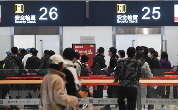 Hành khách xếp hàng để kiểm tra an ninh tại sân bay quốc tế ở Hải Khẩu, tỉnh Hải Nam, Trung Quốc. (Ảnh: THX/TTXVN)