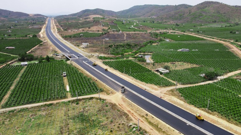 Dự án Phan Thiết - Dầu Giây thuộc dự án đầu tư xây dựng tuyến cao tốc Bắc - Nam giai đoạn 1 trước ngày thông xe 30/4/2023.
