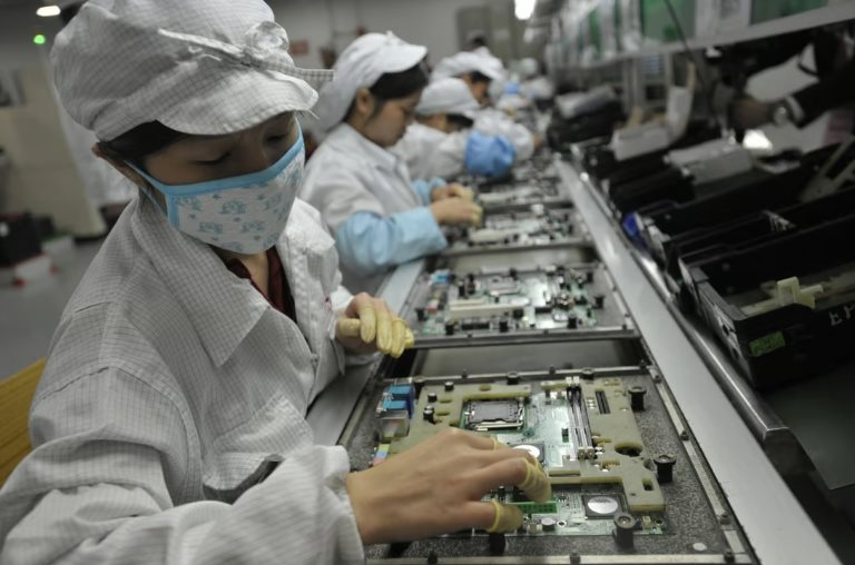 Apple nói lời "chia tay cay đắng" với Trung Quốc, "công xưởng iPhone" ngay lập tức cắt hơn 10% lương, mất 1 nửa nhân sự
