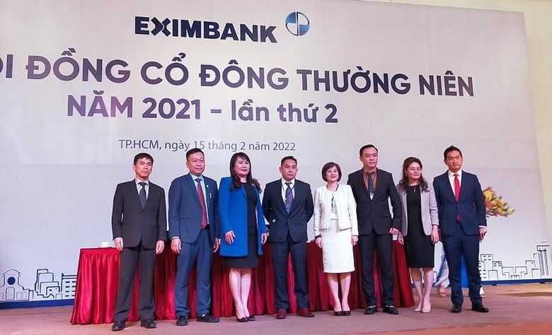 Bà Lương Thị Cẩm Tú (áo xanh) cùng thành viên HĐQT nhiệm kỳ mới của Eximbank