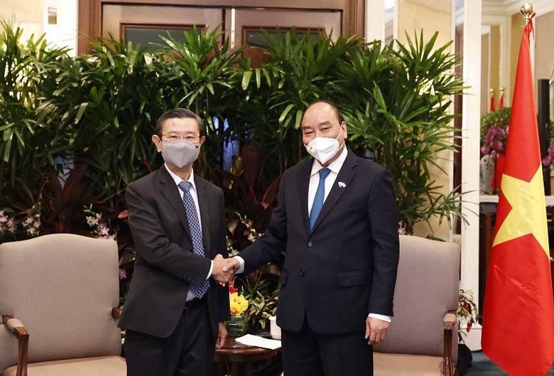 Chủ tịch nước Nguyễn Xuân Phúc (phải) và Chủ tịch tập đoàn CapitaLand Wong Kan Seng trong cuộc gặp mặt chính thức ngày 26/2