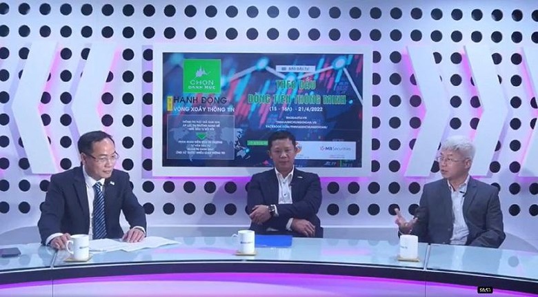 Ông Trần Hải Hà (giữa) và ông Đào Phúc Tường chia sẻ với nhà đầu tư về xu hướng thị trường, hành động của nhà đầu tư