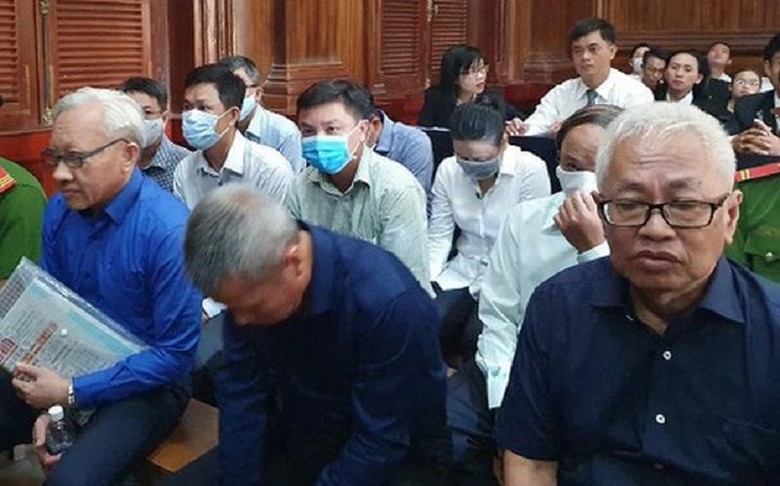 Ông Trần Phương Bình (bìa phải) và Phùng Ngọc Khánh (bìa trái) tại phiên tòa 2020 - Ảnh: Huyền Châm