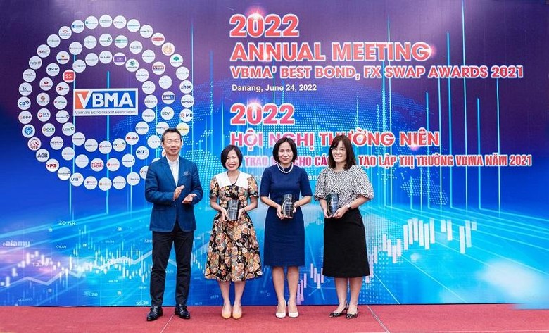 Đại diện SCB, Chị Huỳnh Kim Phụng - Giám đốc Kinh doanh Trái phiếu Chính phủ nhận giải thưởng của VBMA (thứ 2 từ trái qua)