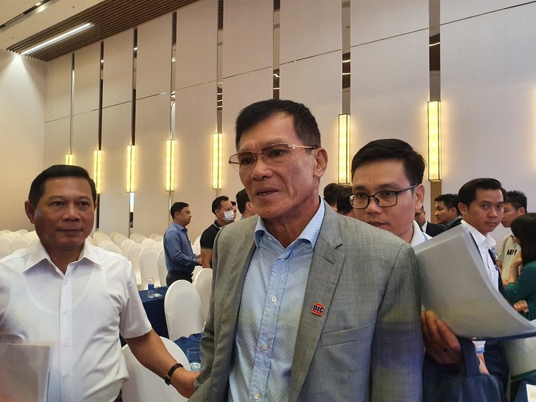 Chủ tịch DIG Nguyễn Thiện Tuấn chia sẻ với báo chí sau khi đại hội công bố không đủ điều kiện tiến hành - Ảnh: Huyền Châm