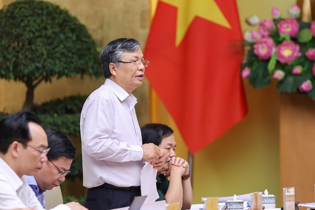 Thứ trưởng Bộ Nội vụ Nguyễn Trọng Thừa báo cáo tại phiên họp - Ảnh: VGP