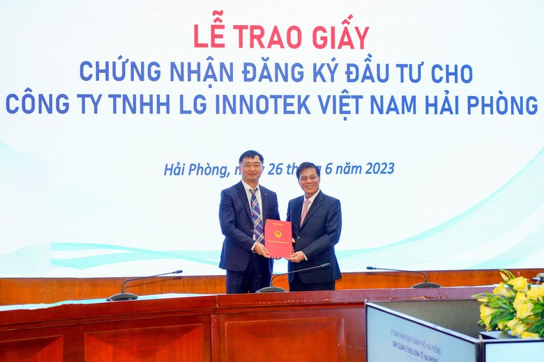 UBND TP.Hải Phòng trao Giấy chứng nhận đăng ký đầu tư điều chỉnh tăng vốn cho Công ty TNHH LG Innotek Việt Nam Hải Phòng