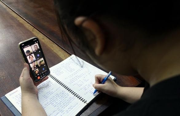 Nhu cầu sử dụng smartphone học online tăng mạnh trong mùa dịch - Ảnh minh họa