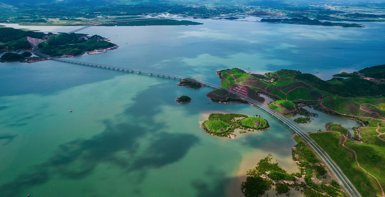 Cầu vượt biển Vân Tiên dài hơn 1,5 km, nối liền hai huyện Vân Đồn và Tiên Yên