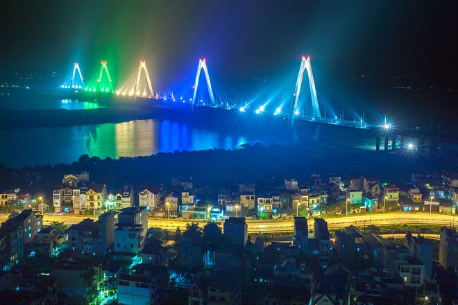 Cầu Nhật Tân về đêm. Ảnh: VnExpress