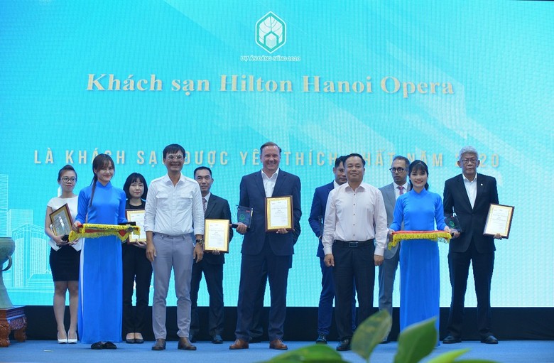 Đại diện Khách sạn Hilton Hà Nội Opera nhận chứng nhận “Khách sạn được yêu thích nhất 2020” cho Khách sạn Hilton Hà Nội Opera.