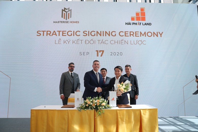Đại diện Masterise Homes (trái) ký kết đối tác chiến lược với Hải Phát Land.