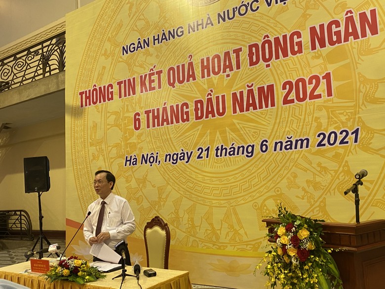 Phó Thống đốc Đào Minh Tú thông tin tại cuộc họp.