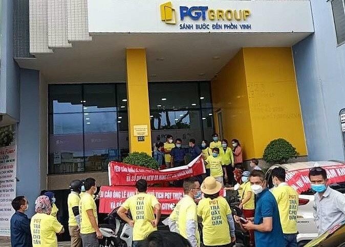 Khách hàng biểu tình tại trụ sở Công ty Phú Gia Thịnh. Nguồn: Internet.