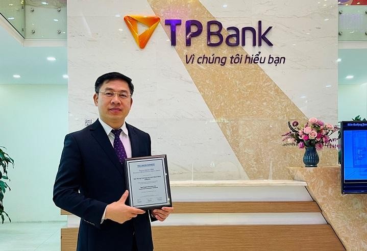 Ông Đinh Văn Chiến – Phó tổng giám đốc TPBank nhận giải thưởng The Asian Banker.
