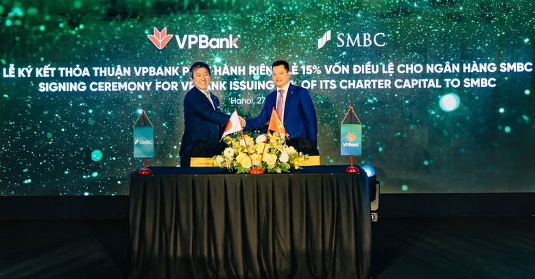 Ông Ngô Chí Dũng, Chủ tịch HĐQT VPBank (bên phải) và ông Masahiro Yoshimura, Giám đốc Điều hành, Tổng trưởng Quản lý Đầu tư, Ngân hàng SMBC ký kết thỏa thuận.