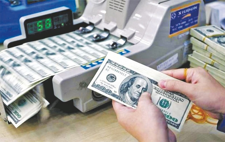 Từ đầu năm đến nay, tiền đồng đã mất giá khoảng 1,6% trên thị trường liên ngân hàng.